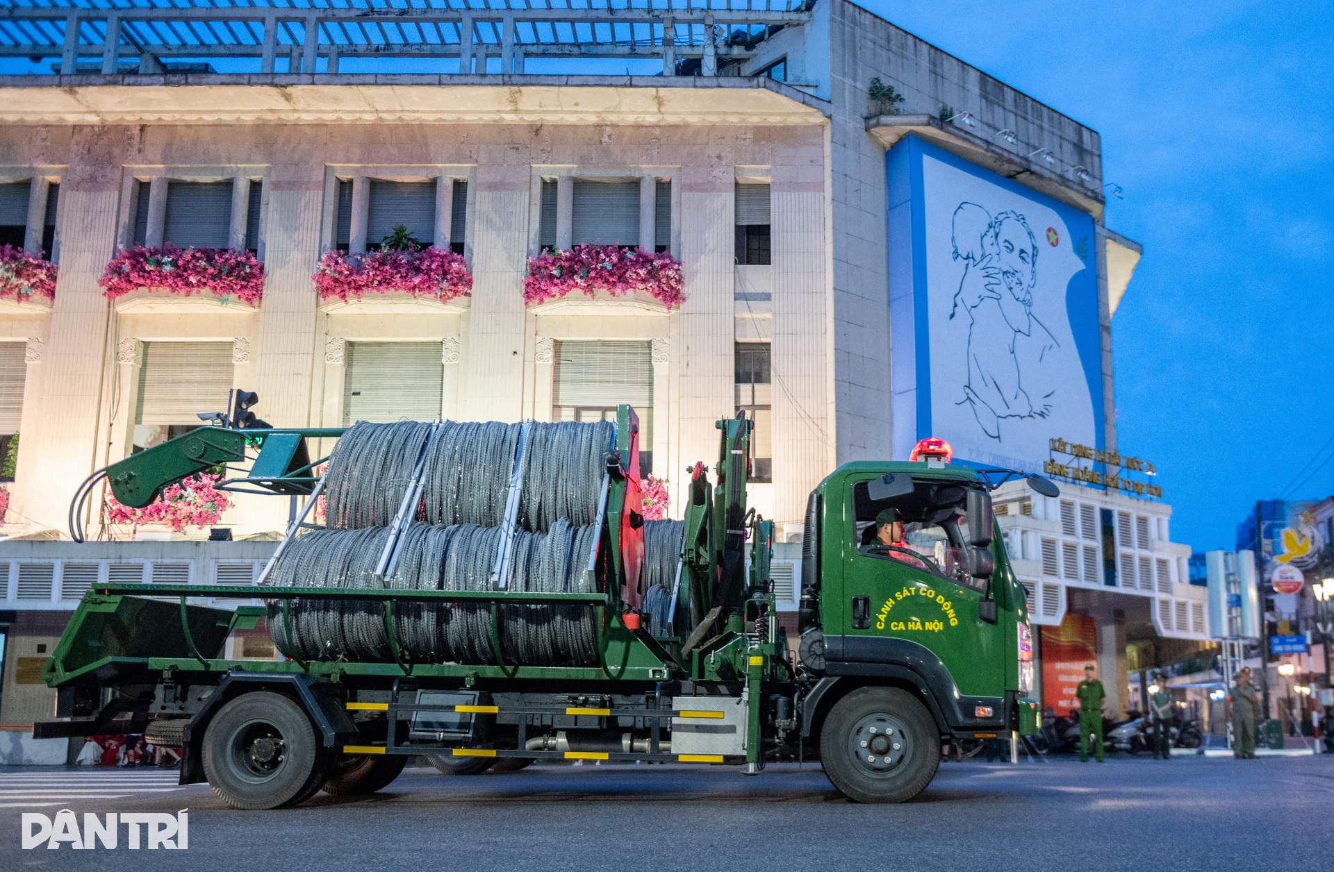 Nữ CSGT trình diễn võ thuật, quật ngã tội phạm tại bờ hồ Hoàn Kiếm - 8 Nữ CSGT trình diễn võ thuật, quật ngã tội phạm tại bờ hồ Hoàn Kiếm - 8