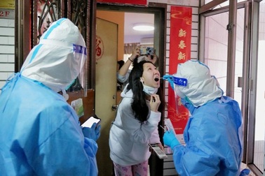 Trung Quốc căng mình đối phó đợt dịch Covid-19 mới