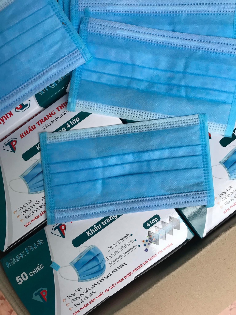 Khẩu trang tụt giá ngang trước dịch, dân buôn bán tháo vẫn ế hàng - 2 Khẩu trang tụt giá ngang trước dịch, dân buôn bán tháo vẫn ế hàng - 2