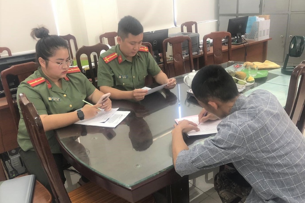 Bị xử phạt vi phạm nồng độ cồn, thanh niên lên mạng xúc phạm công an - 1 Bị xử phạt vi phạm nồng độ cồn, thanh niên lên mạng xúc phạm công an - 1