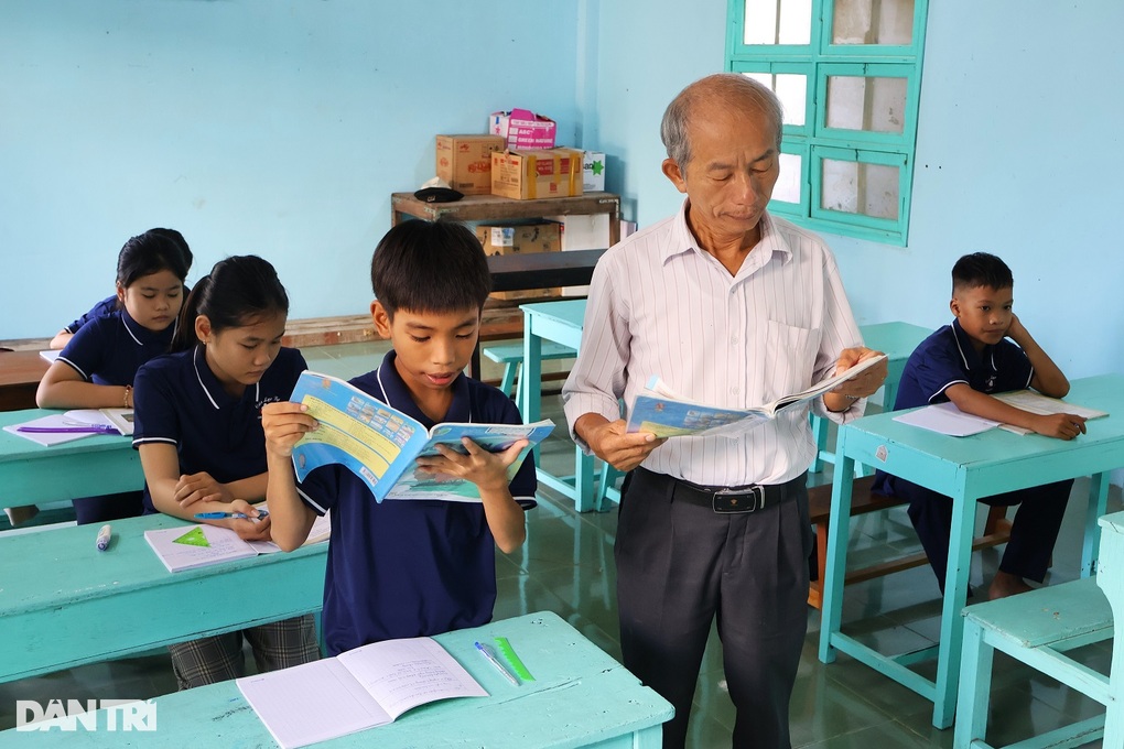 Lớp học miễn phí của vợ chồng thầy giáo già trong ngôi trường bỏ hoang - 3 Lớp học miễn phí của vợ chồng thầy giáo già trong ngôi trường bỏ hoang - 3