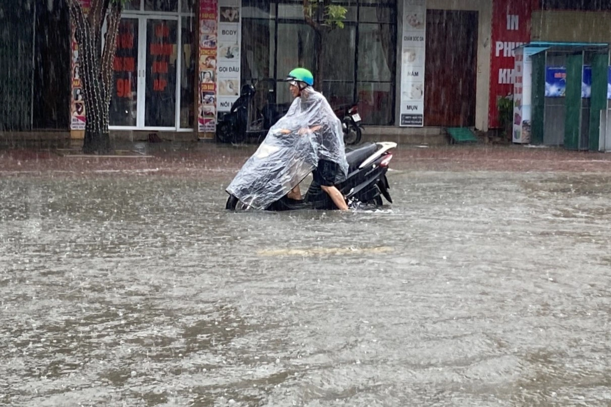Hàng loạt ô tô chết máy trên đường phố ở Hà Tĩnh sau mưa lớn - 1