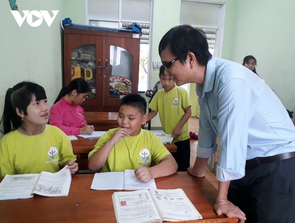 Tấm lòng của thầy giáo mù cưu mang nhiều trẻ khuyết tật - 1 Tấm lòng của thầy giáo mù cưu mang nhiều trẻ khuyết tật - 1
