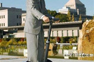 Thủ tướng Nhật Koizumi đi làm bằng xe scooter điện!