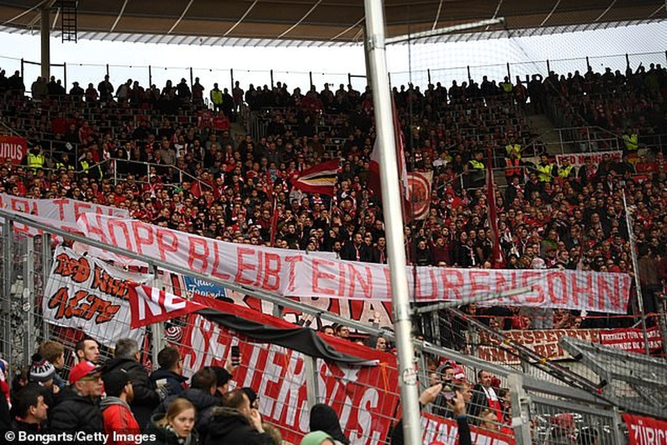 Phản đối CĐV, Bayern Munich và đối thủ nghỉ đá, đứng nói chuyện - 2 Phản đối CĐV, Bayern Munich và đối thủ nghỉ đá, đứng nói chuyện - 2