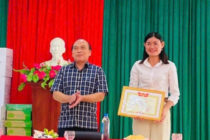 Certificado de mérito concedido a professor que ajudou mais de 200 alunos a evitar desastre de deslizamento de terra - 1 Tặng giấy khen cô giáo giúp hơn 200 học sinh tránh thảm họa sạt lở - 1