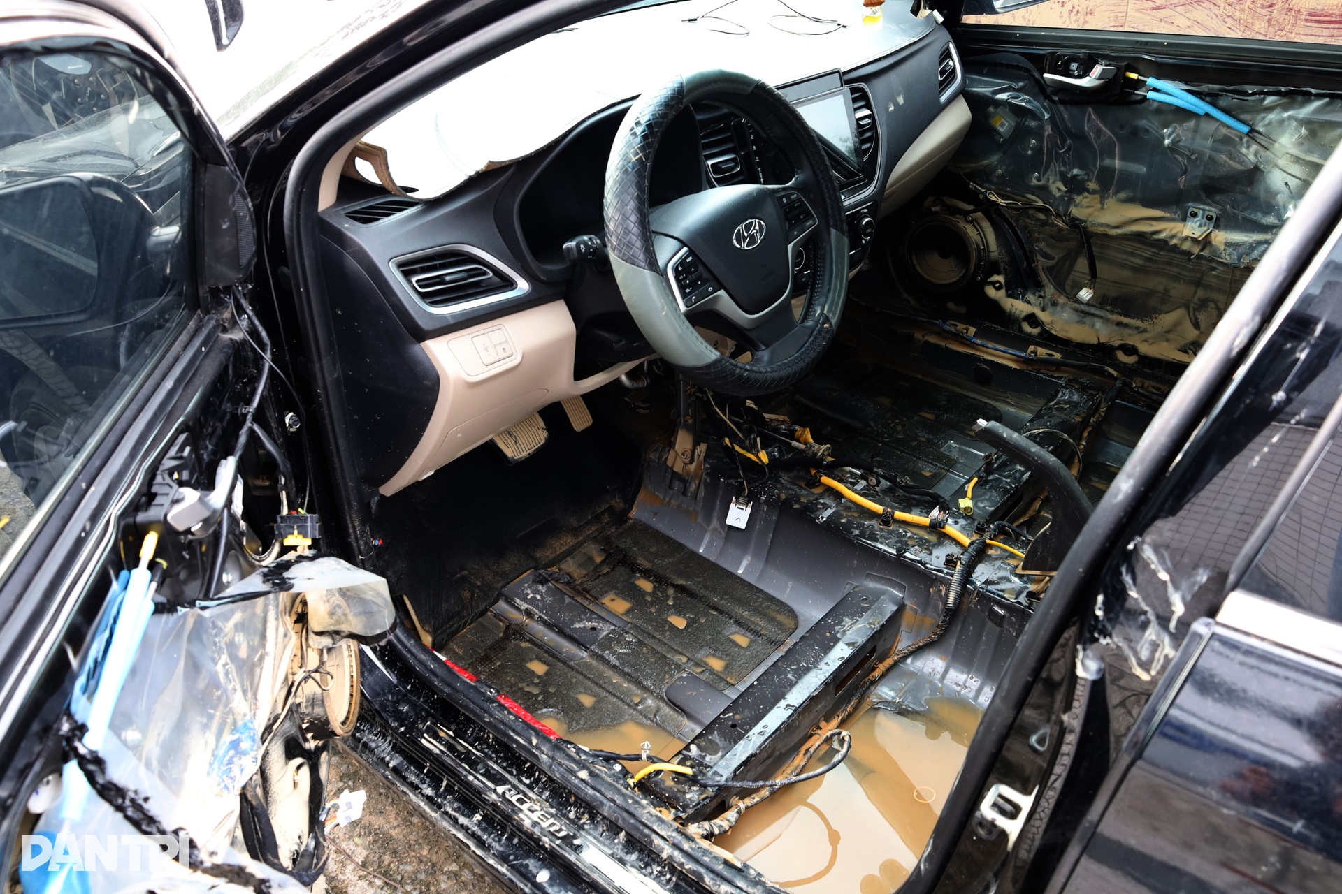 Nha Trang sau lũ: Gara quá tải, ô tô ngập nước la liệt chờ sửa chữa đến Tết - 8 Nha Trang sau lũ: Gara quá tải, ô tô ngập nước la liệt chờ sửa chữa đến Tết - 8