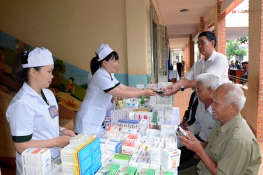 Khám, cấp thuốc miễn phí cho các thương, bệnh binh và gia đình chính sách