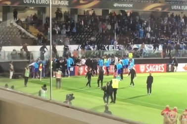 Evra nhận thẻ đỏ vì tấn công CĐV