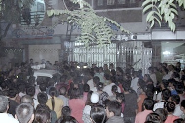 Cả trăm người bao vây, phá phách nhà con nợ trên 100 tỉ