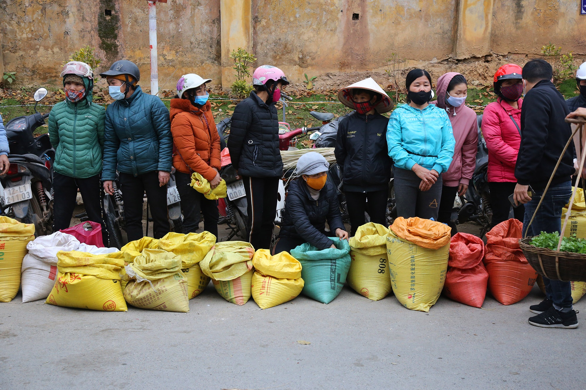 Chợ Lộc Bình - phiên chợ đặc biệt của những chiếc bao tải - 1 Chợ Lộc Bình - phiên chợ đặc biệt của những chiếc bao tải - 1