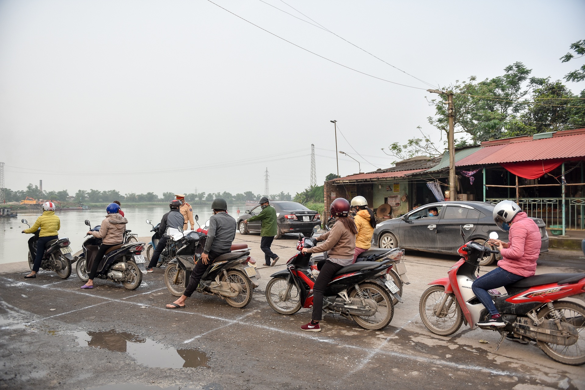 Sở GTVT vào cuộc, bến phà nghìn người chen chúc ở Hải Dương giờ ra sao?