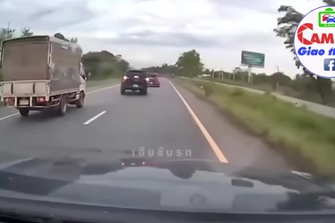 Bán tải gặp nạn vì phóng nhanh, vượt ẩu