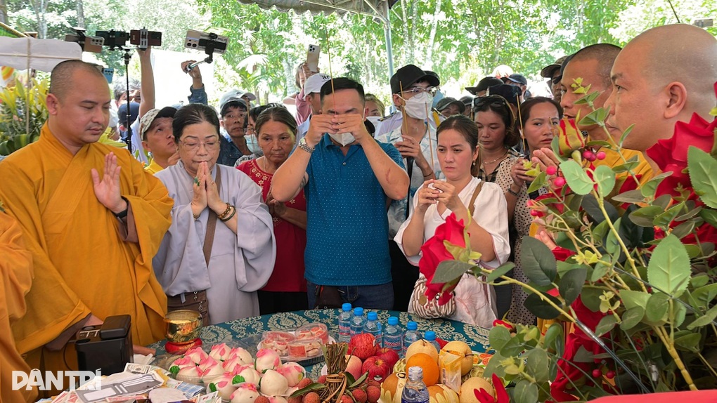 Hàng nghìn người chen lấn tại mộ Vũ Linh, gây náo loạn lễ cúng 100 ngày - 3 Hàng nghìn người chen lấn tại mộ Vũ Linh, gây náo loạn lễ cúng 100 ngày - 3