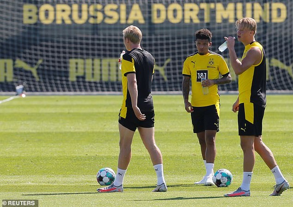 Jadon Sancho bình thản tập luyện trước tin đồn chuyển nhượng trái chiều - 5 Jadon Sancho bình thản tập luyện trước tin đồn chuyển nhượng trái chiều - 5