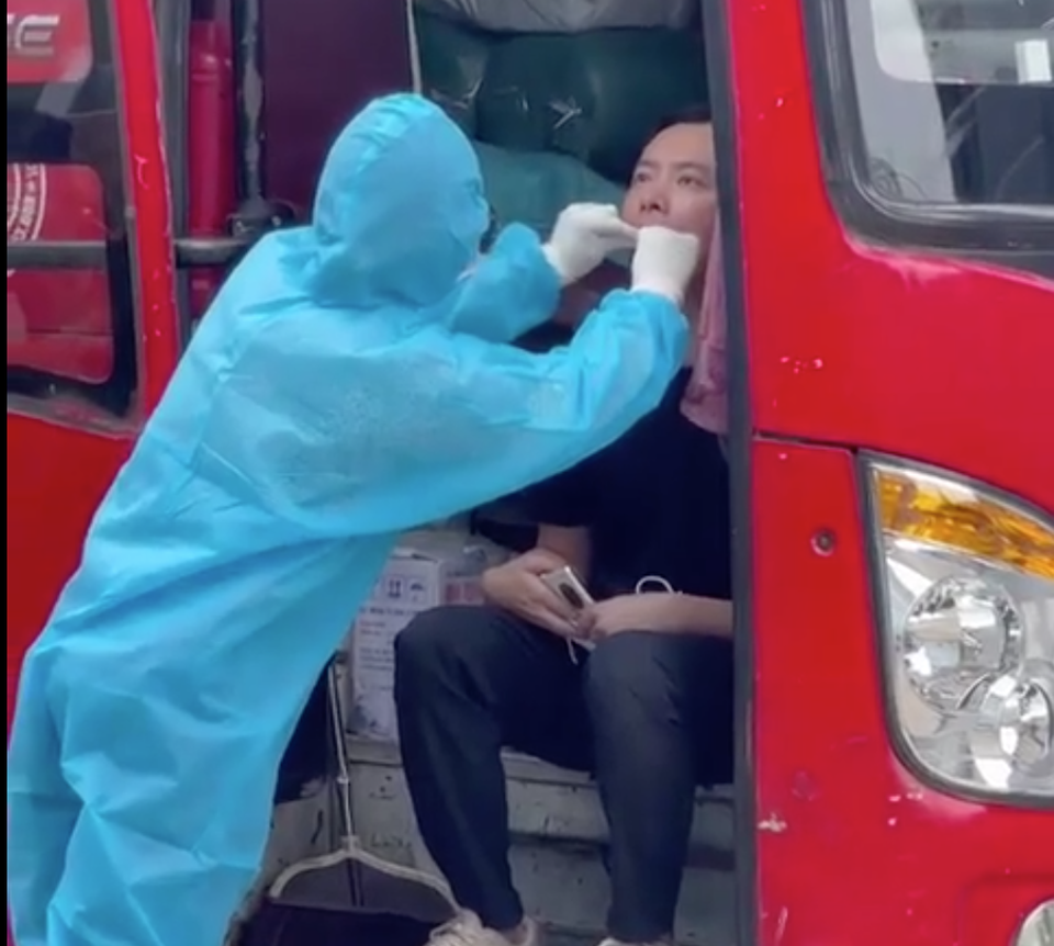 5 người Trung Quốc trốn trong khoang hàng xe giường nằm để đi TPHCM - 3 5 người Trung Quốc trốn trong khoang hàng xe giường nằm để đi TPHCM - 3