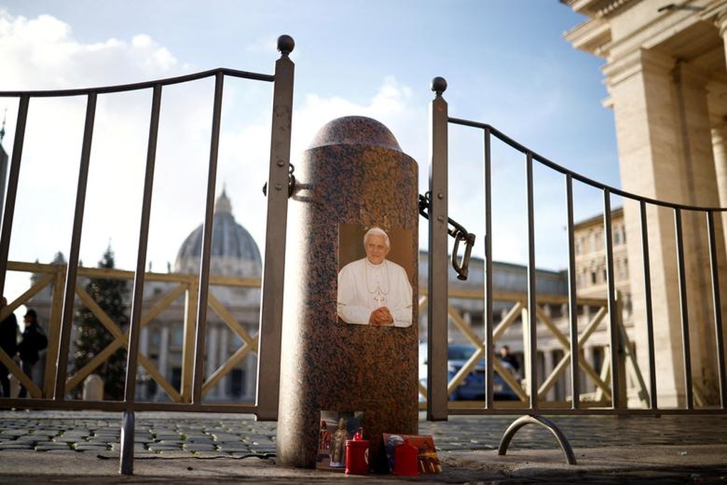 Dòng người xếp hàng dài viếng cựu Giáo hoàng Benedict XVI - 3 Dòng người xếp hàng dài viếng cựu Giáo hoàng Benedict XVI - 3