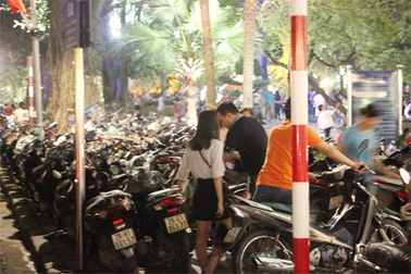 Hà Nội: Người dân bị “chém” tiền gửi xe gấp 16 lần khi đi chơi trung thu