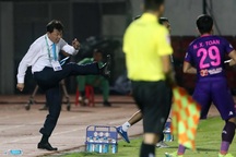 HLV Chung Hae Seong chia tay TPHCM: V-League là “cối xay” thầy ngoại