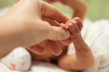 Cặp vợ chồng nhận nuôi bé sơ sinh không não khiến dân mạng nghẹn ngào