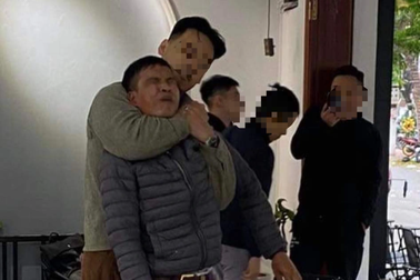 Hà Nội: Khách ngồi cà phê tóm gọn kẻ trộm điện thoại