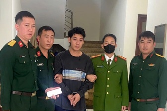 Hà Nội: Trốn truy nã, nam thanh niên bị bắt khi đi trung tâm thương mại