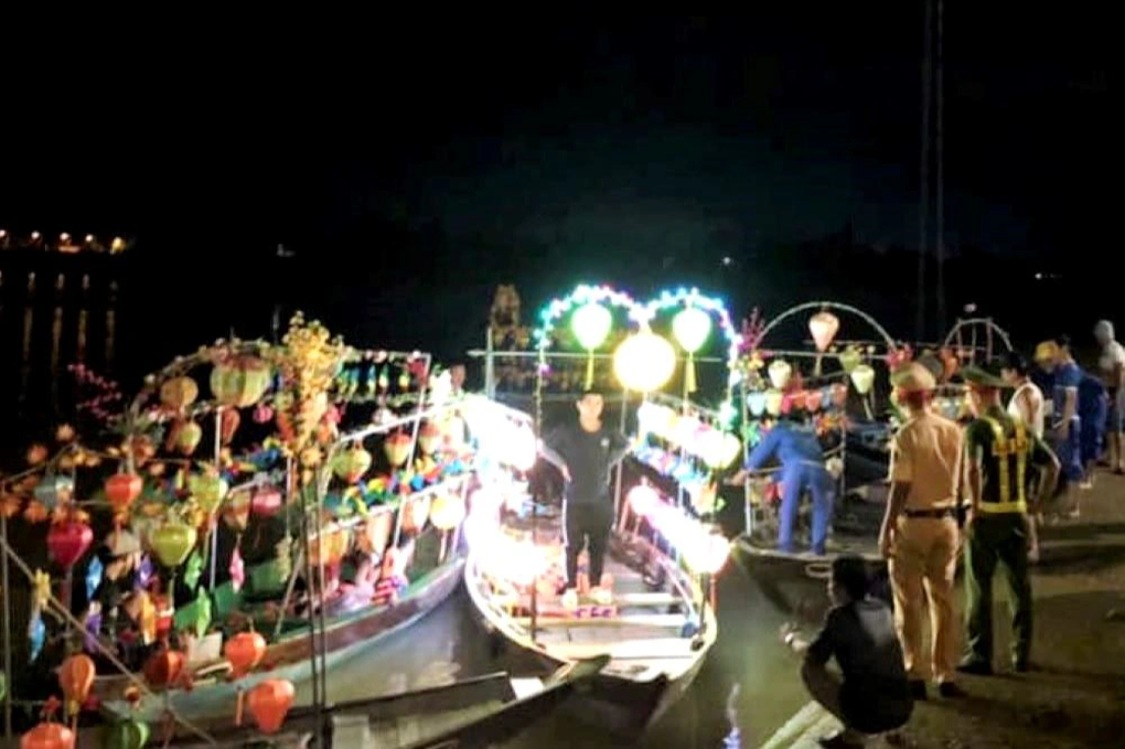 Hội An xử lý nạn cò vé, ghe bơi hoạt động trái phép trên sông Hoài - 1 Hội An xử lý nạn cò vé, ghe bơi hoạt động trái phép trên sông Hoài - 1