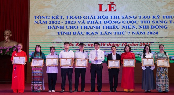 Tác giả, đồng tác giả đạt giải Nhất, Nhì, Ba của Hội thi được nhận Bằng khen của Chủ tịch UBND tỉnh.
