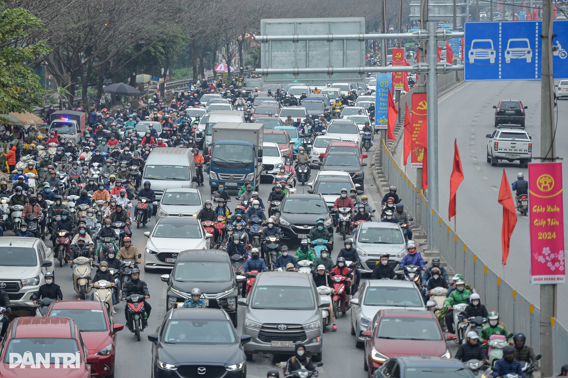 Người dân ùn ùn về quê ăn Tết, đường Vành đai 3 trên cao tắc hơn 3km - 3 Người dân ùn ùn về quê ăn Tết, đường Vành đai 3 trên cao tắc hơn 3km - 3