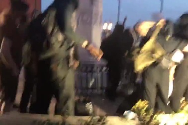 Người biểu tình kéo đổ tượng Columbus trong ngày quốc khánh Mỹ