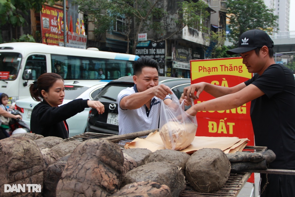 Cho gà tắm thảo mộc, bọc đất sét, chủ quán bán trăm con mỗi ngày ở Hà Nội - 7 Cho gà tắm thảo mộc, bọc đất sét, chủ quán bán trăm con mỗi ngày ở Hà Nội - 7