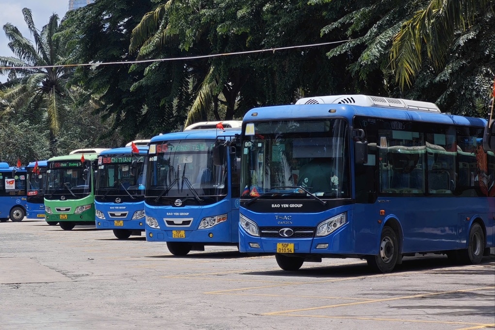 Nhiều tuyến buýt ở TPHCM chạy miễn phí, tặng cờ Tổ quốc dịp 2/9 - 1 Nhiều tuyến buýt ở TPHCM chạy miễn phí, tặng cờ Tổ quốc dịp 2/9 - 1