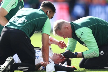 Cựu sao Man Utd gặp chấn thương kinh hoàng ở trận đấu đắt giá nhất thế giới