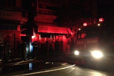 Xưởng gỗ cháy lớn, cả khu phố náo loạn