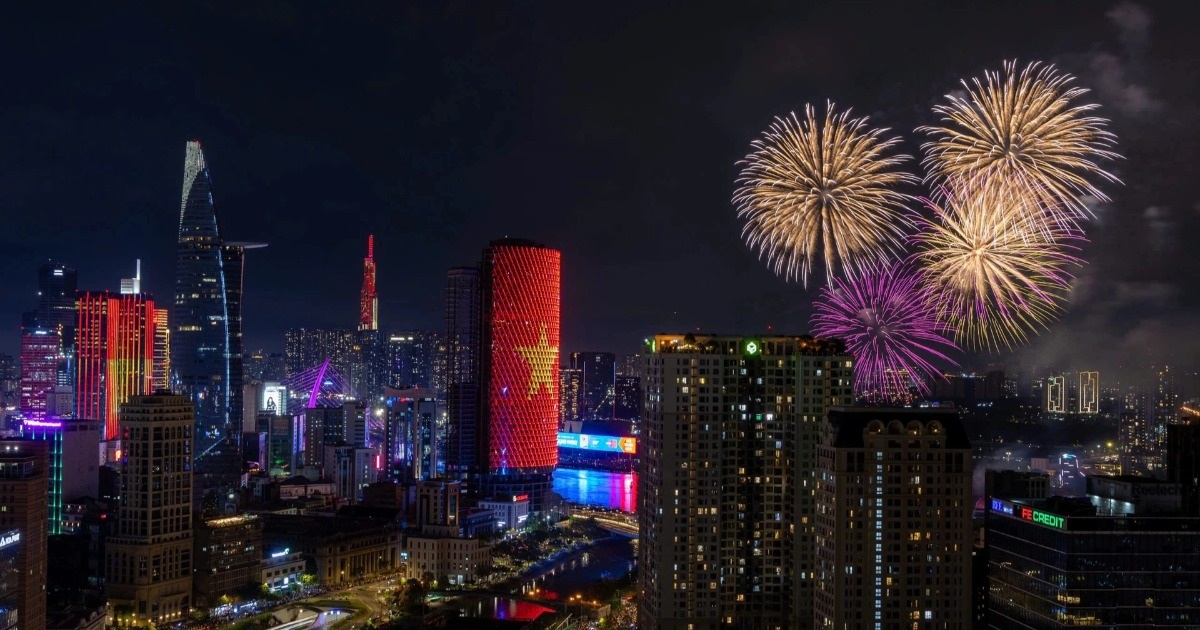 View - Pháo hoa nghệ thuật trên bầu trời TPHCM trước ngày đại lễ 30/4 | Báo Dân trí