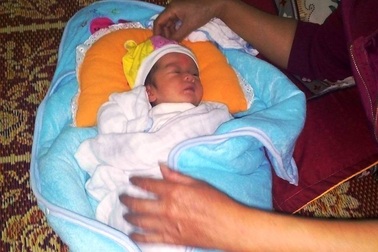 Mẹ bỏ con sơ sinh cạnh bể nước, viết thư nhờ người khác nuôi hộ