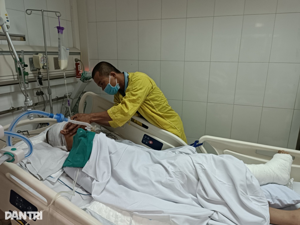 Bị xe bán tải tông trên đường đến lớp, tính mạng cậu bé lớp 8 nguy kịch - 6 Bị xe bán tải tông trên đường đến lớp, tính mạng cậu bé lớp 8 nguy kịch - 6