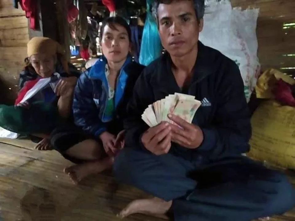 Vợ chồng nghèo vùng lũ trả lại 10 triệu đồng lẫn trong gói hàng từ thiện - 1 Vợ chồng nghèo vùng lũ trả lại 10 triệu đồng lẫn trong gói hàng từ thiện - 1