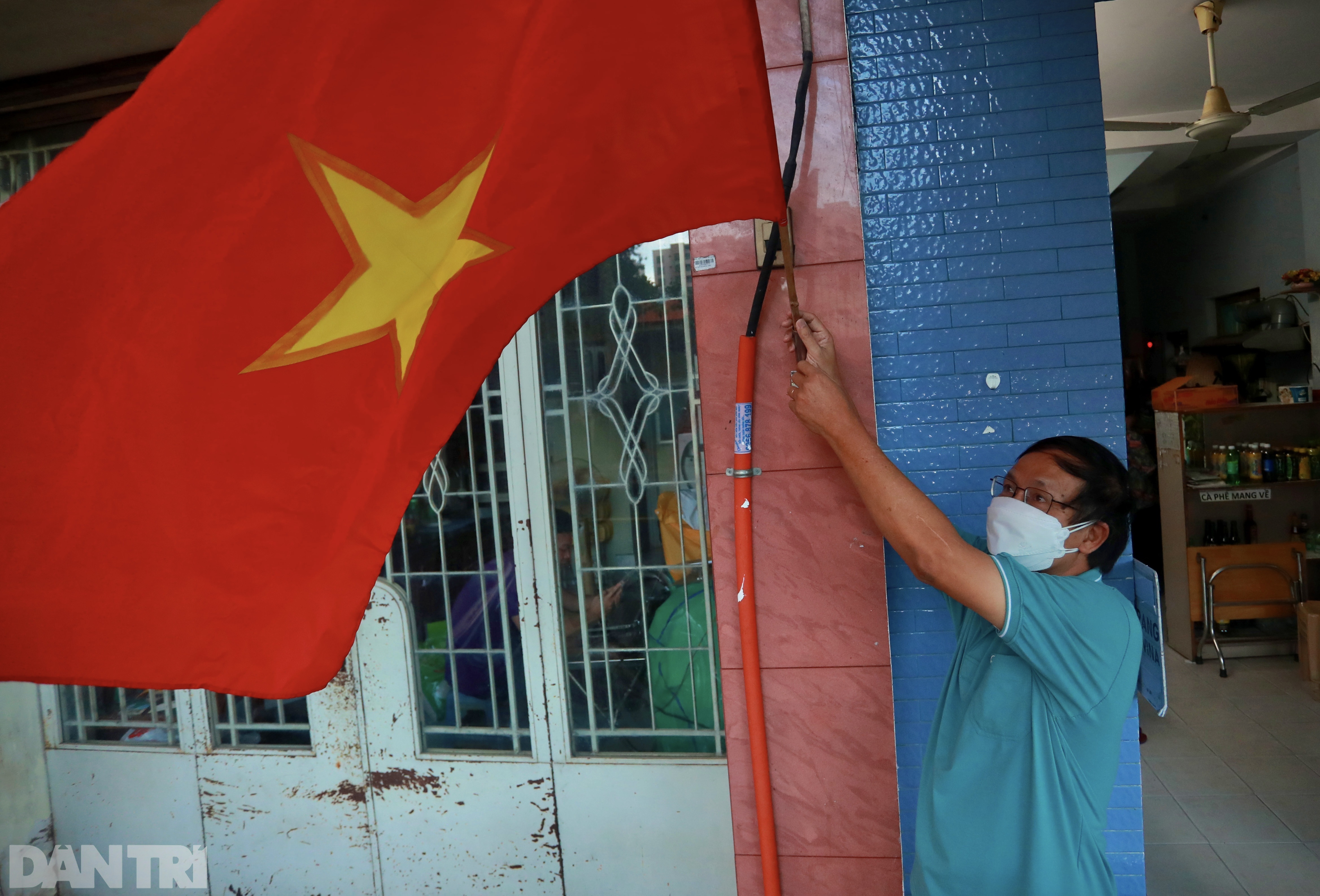 Rực rỡ bóng cờ trong lễ 2/9, người dân TPHCM vững tin chiến thắng đại dịch - 8 Rực rỡ bóng cờ trong lễ 2/9, người dân TPHCM vững tin chiến thắng đại dịch - 8