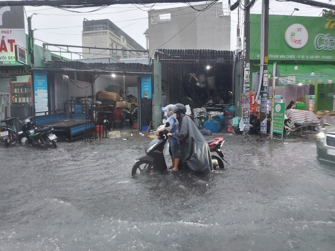 Ngoài ra, mưa lớn kèm theo dông có thể đe dọa an toàn người đi đường.