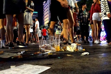 TPHCM sẽ “phạt nguội” hành vi xả rác, tiểu bậy