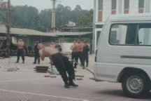 Xem chiến sĩ cảnh sát cơ động dùng răng kéo xe, đập đá trên bụng