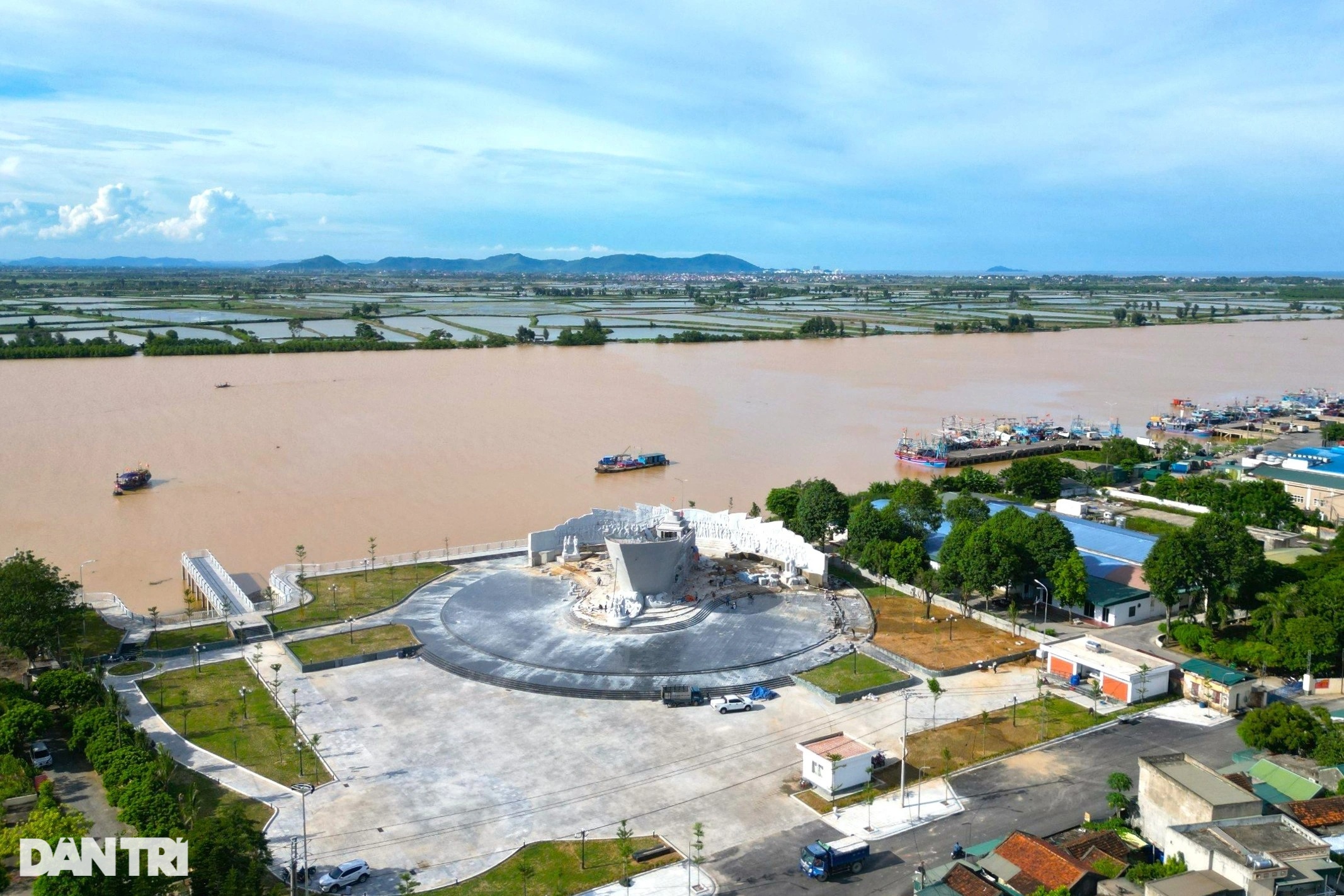 View - Ngắm tượng đài "Con tàu tập kết ra Bắc" sắp hoàn thiện | Báo Dân trí