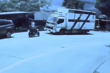 Xe trộn bê tông bất ngờ mất phanh, tài xế nhảy ra ngoài thoát thân