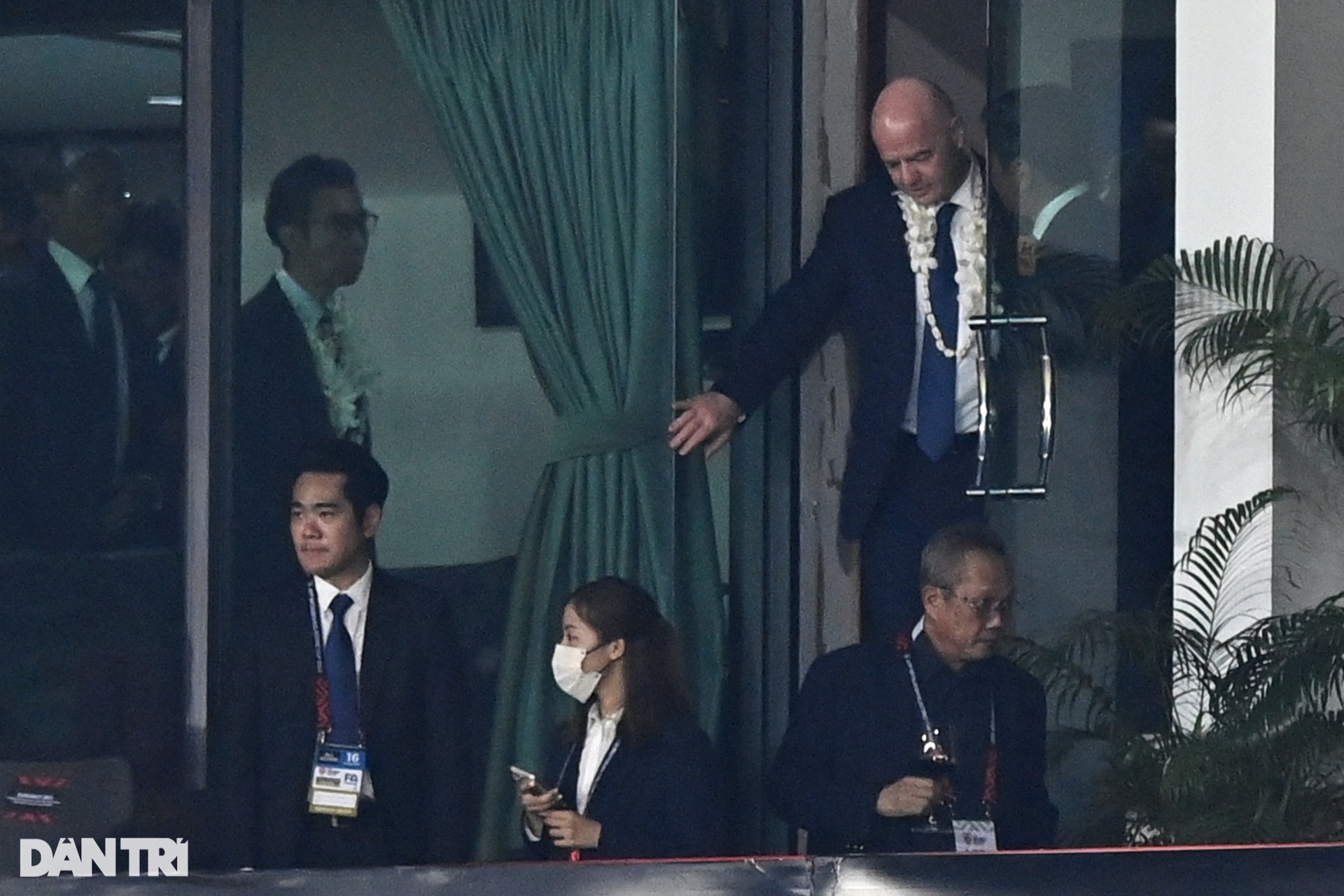 Chủ tịch FIFA nắm tay Hùng Dũng, trao cúp cho đội vô địch AFF Cup - 1 Chủ tịch FIFA nắm tay Hùng Dũng, trao cúp cho đội vô địch AFF Cup - 1