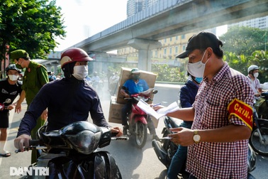 Hà Nội: 6 tổ liên ngành xử phạt nhiều người ra đường không giấy tờ