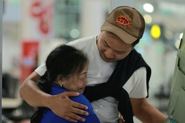 Khoảnh khắc đạo diễn Pháp đoàn tụ mẹ Việt ở sân bay Nội Bài sau 31 năm