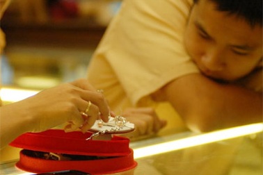 Giá vàng bật tăng mạnh, chênh lệch nới rộng