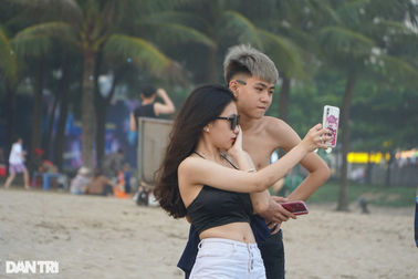 Biển Sầm Sơn đông nghịt du khách