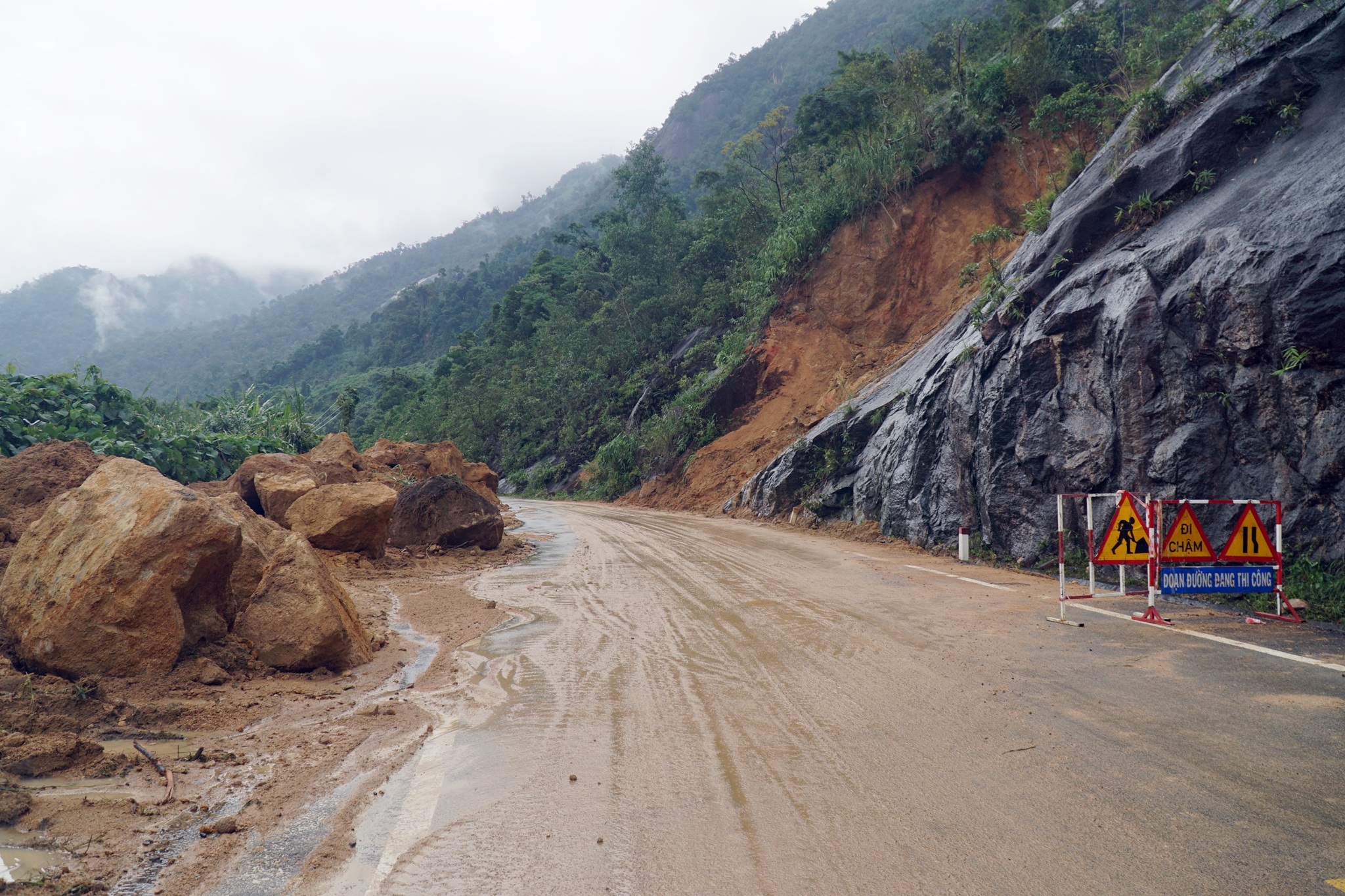 Hiện trường sạt lở đèo Khánh Lê, quốc lộ nối Nha Trang - Đà Lạt - 6